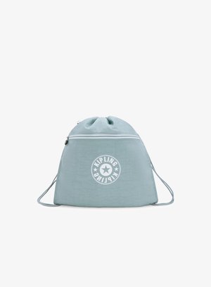 Lys teal trækkesnor taske lavet af tekstureret stof. Har et rundt hvidt logo og detaljer med sølv lynlås. Kontrolleret form med justerbare stropper.