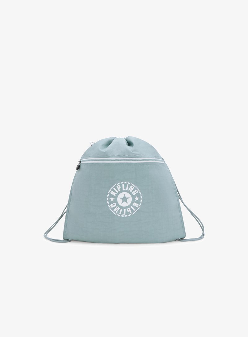 Sacca con cordino di un blu brillantinato realizzata in tessuto testurizzato. Presenta un logo circolare bianco e dettagli in zip argentata. Forma controllata con spallacci regolabili.