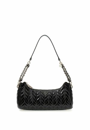 Sac à bandoulière en cuir verni noir avec matelassage en chevron, sangle à maillons chaînés et petite plaque logo GUESS au centre avant.