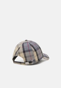 Geverifieerde baseballcap in tinten grijs, beige en rood, gemaakt van katoen. Heeft een gebogen klep en een verstelbare strap aan de achterkant.
