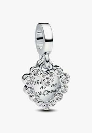 Un pendentif en argent sterling en forme de cœur avec des découpes circulaires, orné de pierres claires scintillantes, avec un message gravé à l'intérieur : "Il n'y a personne comme toi."