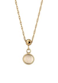 Guldkæde med en skinnende rund vedhæng, der har en glat overflade og en central metalbold accent.