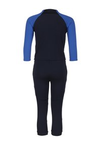 Costume da bagno blu navy con maniche blu a tre quarti. Materiale liscio e elastico. Vestibilità slim su tutto il corpo e le gambe.