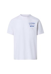 T-shirt bianca in cotone con maniche corte, con testo e grafiche stampate in blu, inclusi una freccia e icone legate alla spiaggia.