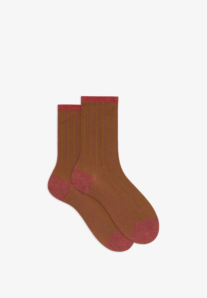 Calzini marroni a coste con dettagli rossi sulla parte superiore e sulla punta. Realizzati in tessuto lavorato a maglia strutturato con sottili righe verdi.