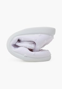 Weiße faltbare Schuhe aus strukturiertem Stoff, mit flexibler Sohle und gerundeter Form. Mit minimalen Nähten und einem gepolsterten Innenraum.