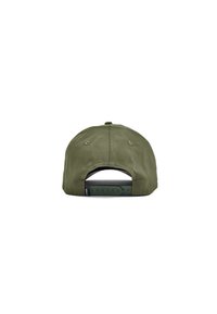 Cappello verde oliva con visiera curva, chiusura snapback regolabile e dettagli cuciti. Tessuto liscio senza loghi visibili.