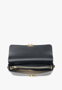 Czarna skórzana torebka, otwarta, ukazująca beżowe wnętrze z zapinaną kieszonką oraz złotymi zapięciami i elementami. 