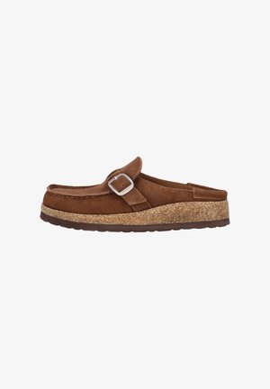 Chaussure slip-on en suède marron avec un bout arrondi, une boucle ajustable et un intercalaire en liège. Elle dispose d'une semelle en caoutchouc texturé pour une meilleure adhérence.
