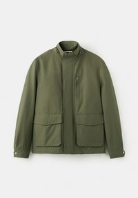 Pánská bunda olivově zelené barvy se stojatým límcem, předním zipem zakrytým patkou, dvěma velkými předními kapsami s patkami a kapsou na hrudi na zip.