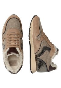 Beige und braune Sneaker aus strukturiertem Wolle und Wildleder, mit einer Schafsleder-Fütterung, kontrastierenden schwarzen Akzenten und einer Gummisohle.
