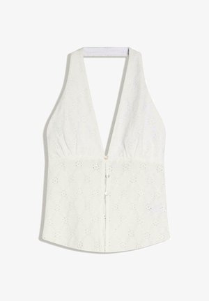 Witte mouwloze haltertop met oogjes en bloemmotief en knoopsluiting aan de voorkant.