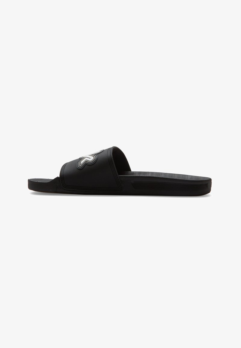 Zwarte slidesandalen met een gestructureerde zool, voorzien van een opvallend wit logo en een dikke bovenband, gemaakt van flexibel synthetisch materiaal.