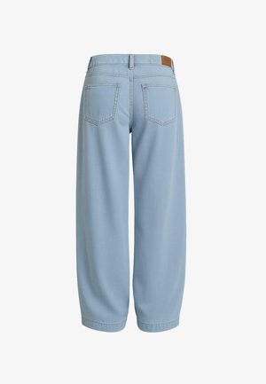 Pantalones de mezclilla azul claro con un ajuste relajado, que cuentan con dos bolsillos traseros, una cinturilla con un parche de cuero marrón y tobillos estrechos.