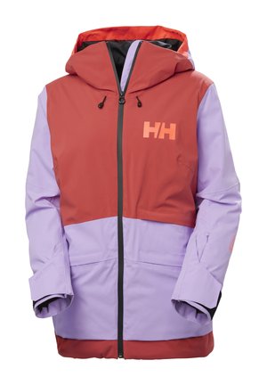 Kleurgeblockeerde jas met rode en lavendelpanelen, voorzien van een capuchon en een zwarte ritssluiting. Het materiaal lijkt waterdicht en heeft een gladde textuur.