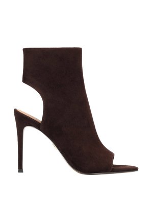 Smeđa gležnjača od brušene kože s otvorenim vrhom, visokim štiklom tipa stiletto i dizajnom s izrezima sa strane. Glatka tekstura i minimalistički silueta.