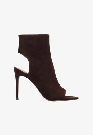 Smeđa gležnjača od brušene kože s otvorenim vrhom, visokim štiklom tipa stiletto i dizajnom s izrezima sa strane. Glatka tekstura i minimalistički silueta.