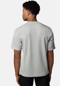 Lyst grå bomulds t-shirt med korte ærmer, rund hals og en afslappet pasform, der har en glat tekstur og rene syninger.