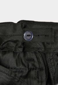 Zwarte verstelbare tailleband met een doorzichtige knop en elastische band met meerdere knoopsgaten voor maataanpassing.