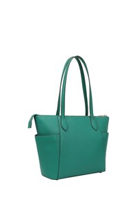 Sac fourre-tout en cuir vert avec deux poignées robustes, une fermeture zip et des poches latérales, présentant une texture lisse et un design minimaliste.