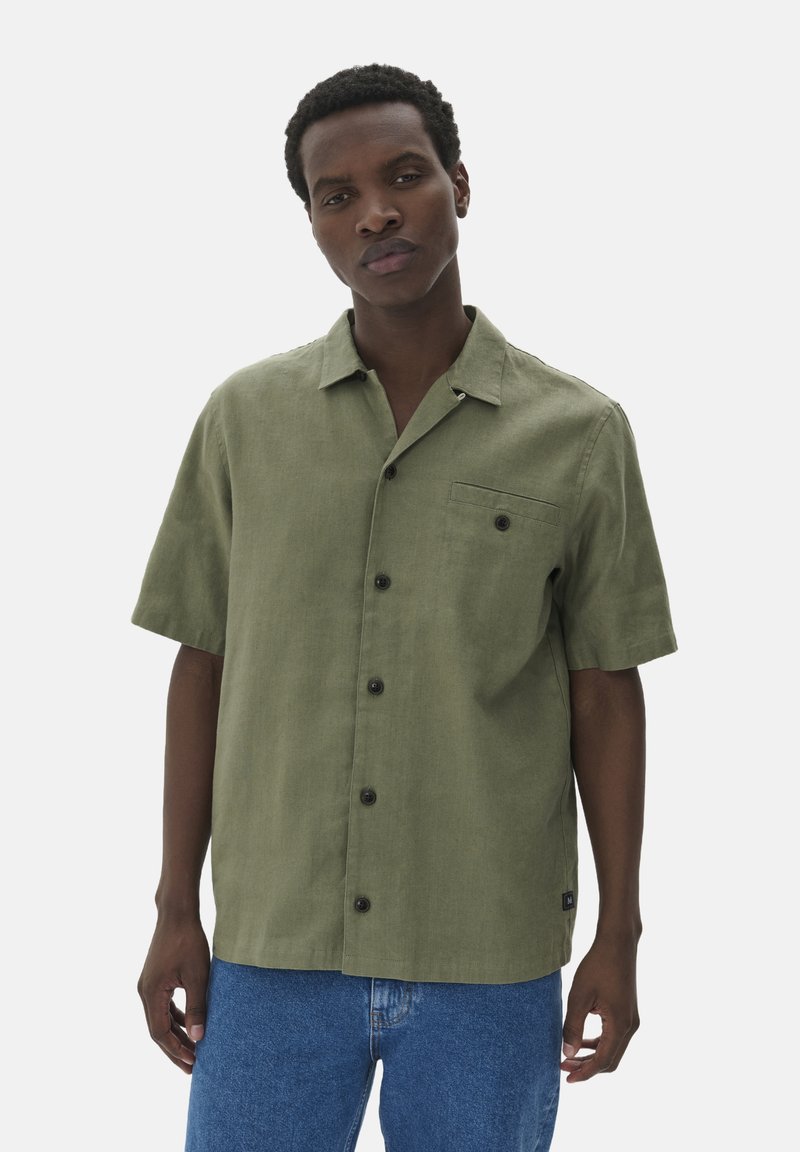 Camicia a maniche corte in lino verde oliva, con chiusura a bottoni sul davanti, taschino sul petto con bottone e una vestibilità rilassata.