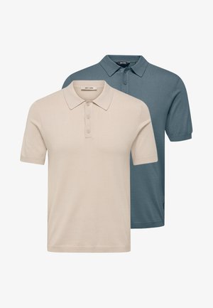 Zwei kurzärmelige Poloshirts, eines beige vorne und eines blau hinten, beide mit geknöpften Kragen und schlichtem Design.