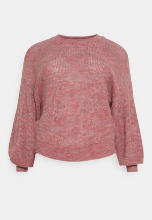 Roze-rode gebreide trui met lange ballonmouwen en geribbelde manchetten, een ronde halslijn en een iets losse pasvorm.
