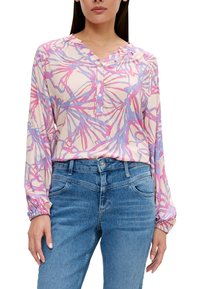 Blouse à manches longues en tissu doux et léger, avec un fond pâle orné de motifs floraux abstraits rose et bleu, et une patte de boutonnage.