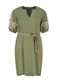 Olijfgroene jurk van een licht getextureerde stof, met een V-halslijn, korte puffmouwen met witte bloemembrodering, en een bijpassende riem.