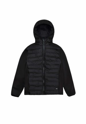 Giacca imbottita nera con cappuccio, con parte anteriore trapuntata e maniche lisce. Chiusura con zip, design minimalista, senza motivi visibili.