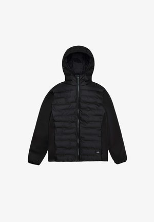 Giacca imbottita nera con cappuccio, con parte anteriore trapuntata e maniche lisce. Chiusura con zip, design minimalista, senza motivi visibili.