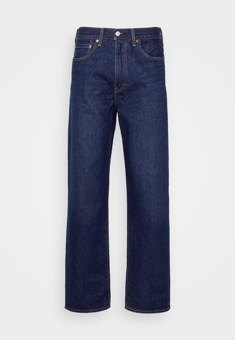 Jeans in denim blu scuro con design a gamba dritta, cinque tasche e rivetti in rame. La texture del tessuto è liscia e leggermente strutturata.
