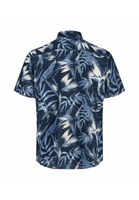 Chemise bleu marine à manches courtes avec un motif de feuilles tropicales bleu clair et blanc, vue de dos sur fond blanc.