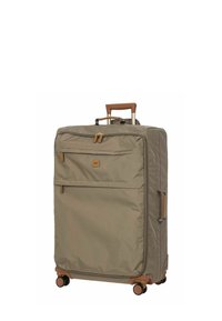 Valise à roulettes khaki fabriquée en tissu durable, avec une poignée télescopique, deux poches zippées à l'avant et des accents marron. Quatre roues pour une meilleure mobilité.