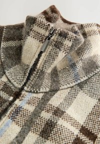 Wollen blend jack met rits, featuring een hoge kraag, een geruit patroon in bruin- en crèmetinten, en een gestructureerde afwerking. Inclusief zilveren ritsdetail.