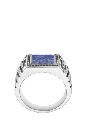 Silberner Ring mit rechteckigem blauen Stein in der Mitte und dekorativem Perlenrand, mit einem Band mit Glieder-Muster.