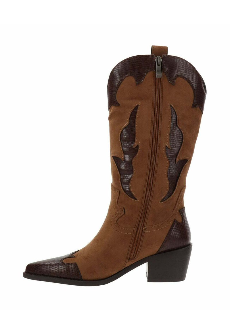 Bota de cowboy de ante marrón y cuero texturizado marrón oscuro con cremallera lateral, costuras decorativas y tacón cuadrado apilado.