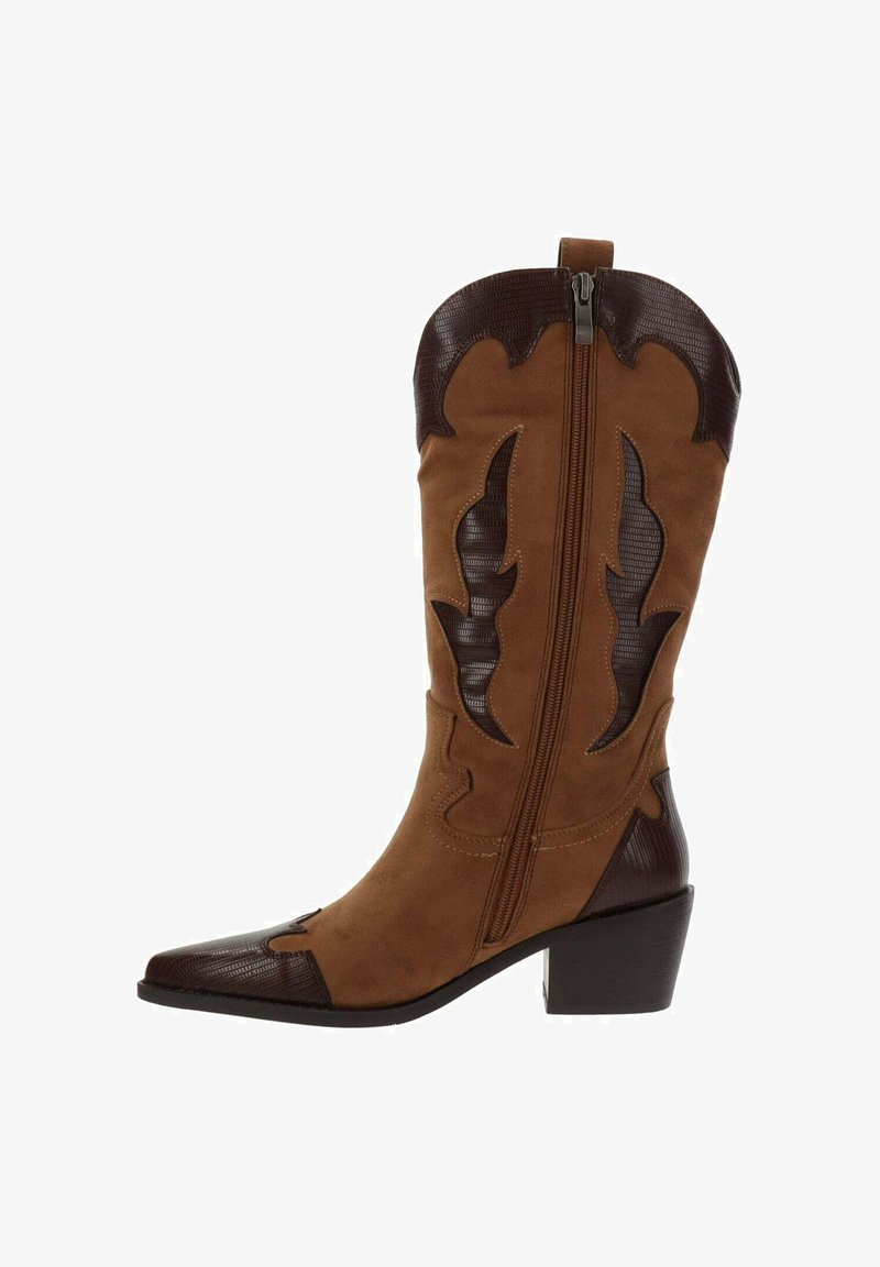 Bota de cowboy de ante marrón y cuero texturizado marrón oscuro con cremallera lateral, costuras decorativas y tacón cuadrado apilado.