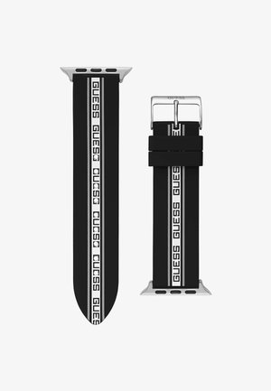 Zwarte siliconen horlogeband met zilverkleurige hardware. Heeft witte strepen in het midden met herhaald "GUESS"-lettertype. Glad oppervlak, taps toelopende uiteinden.