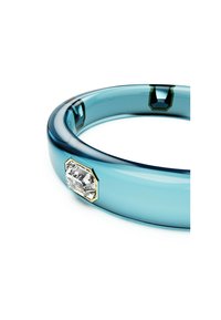 Transparent blå bangle med en slät yta, prydd med en geometrisk guldaccent och en klar rektangulär ädelsten.