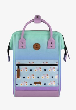 Gradient-Rucksack mit mintgrünen und lavendelfarbenen Griffen. Enthält eine Vorderseite mit einem blauen Blumen- und Fahrradmuster. Strapazierfähiges Material.