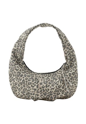 Sac d'épaule en tissu doux avec motif léopard gris et noir et fermeture zippée avec une petite languette sur fond blanc.
