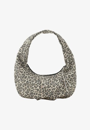 Bolso de hombro de tela suave con estampado de leopardo en gris y negro y cierre de cremallera con una pequeña lengüeta en fondo blanco.