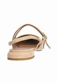Nude suède platte sandalen met een lage rubberen hak, twee dunne bandjes aan de achterkant en een gesloten teenontwerp. Minimale stikseldetails.