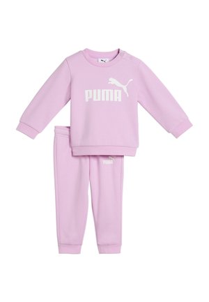Lila Puma Marken Langarm-Sweatshirt und passendes Hosen-Set für Kleinkinder mit weißem Logo auf der Brust und am Hosenbein.