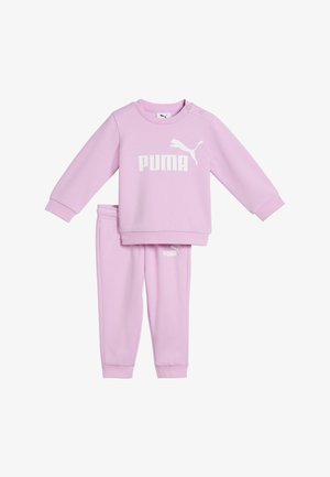 Lilakleurige Puma merk lange mouwen trui en bijpassende broek voor peuters met wit logo op borst en broekspijp.