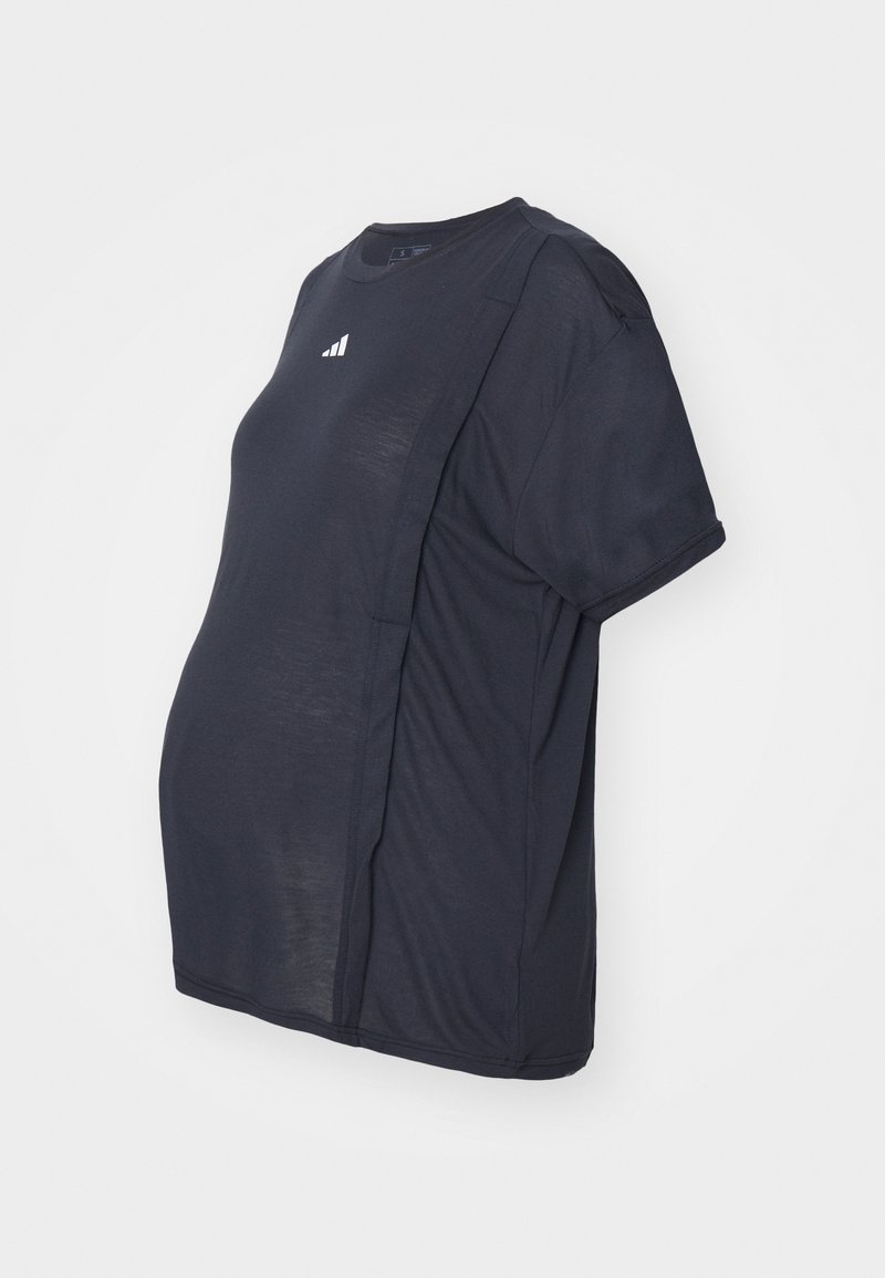 Camiseta de maternidad negra, de manga corta, con cuello redondo, hecha de tejido ligero. Presenta un logo blanco y un corte holgado para mayor comodidad.