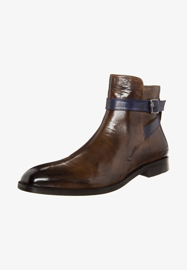 Bottine en cuir marron poli avec une sangle bleu marine et une boucle argentée sur une semelle noire.