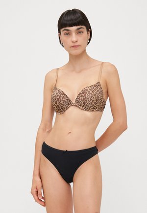 Lepardtrykt polstret bh med justerbare klare stropper, kombinert med svarte bikiniunderdeler med en glatt tekstur og minimale detaljer.