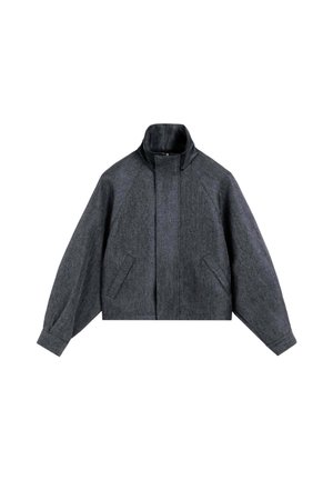Mørkegrå uldjakke med høj krave, frontflaplukning, skrå sidelommer og lange ærmer med manchet.